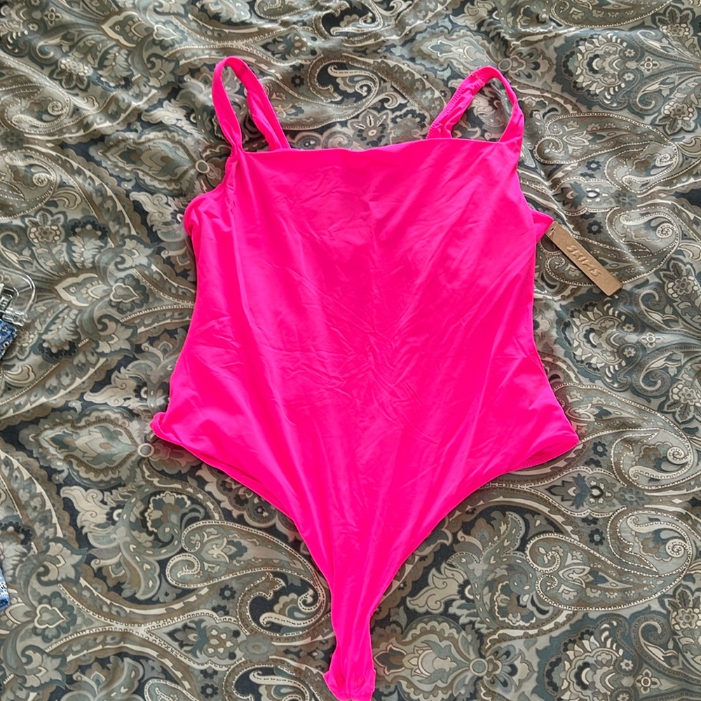 Pink Skims Body Suit scoop neck with tags. Never worn. XL